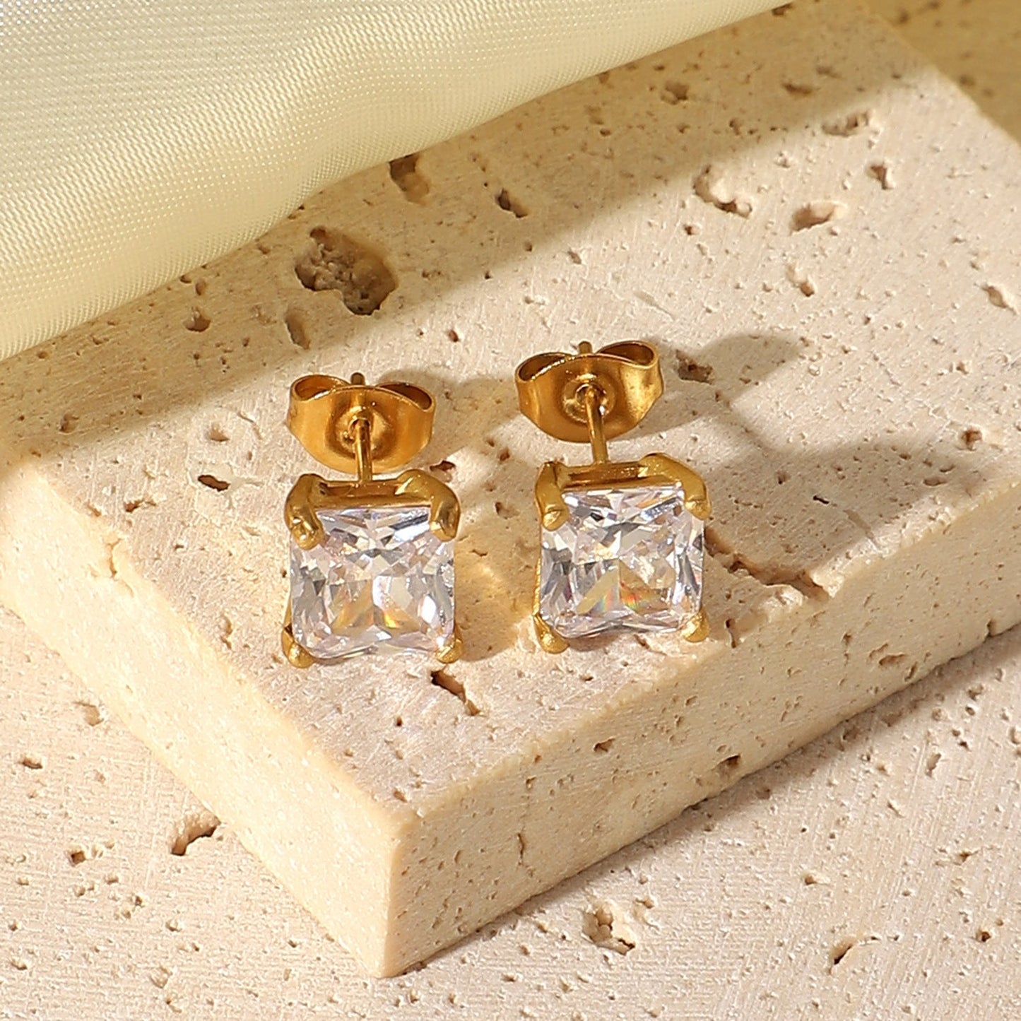 March Solitaire kultaiset korvakorut