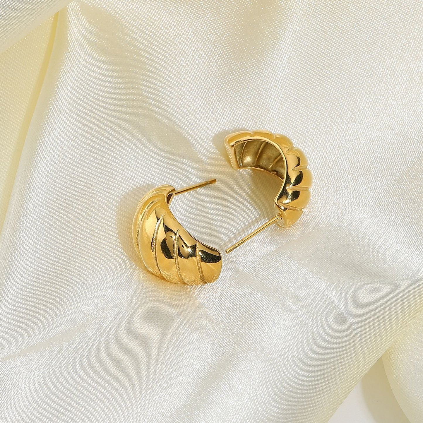 Lucina Gold Huggie -korvakorut